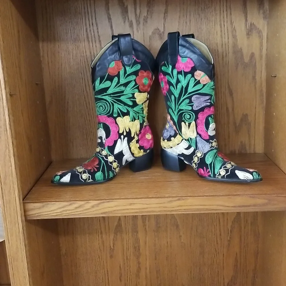 Boots - Picture 2 of 7